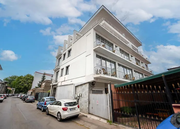 Urban Elegance - Stylish Central Accommodation